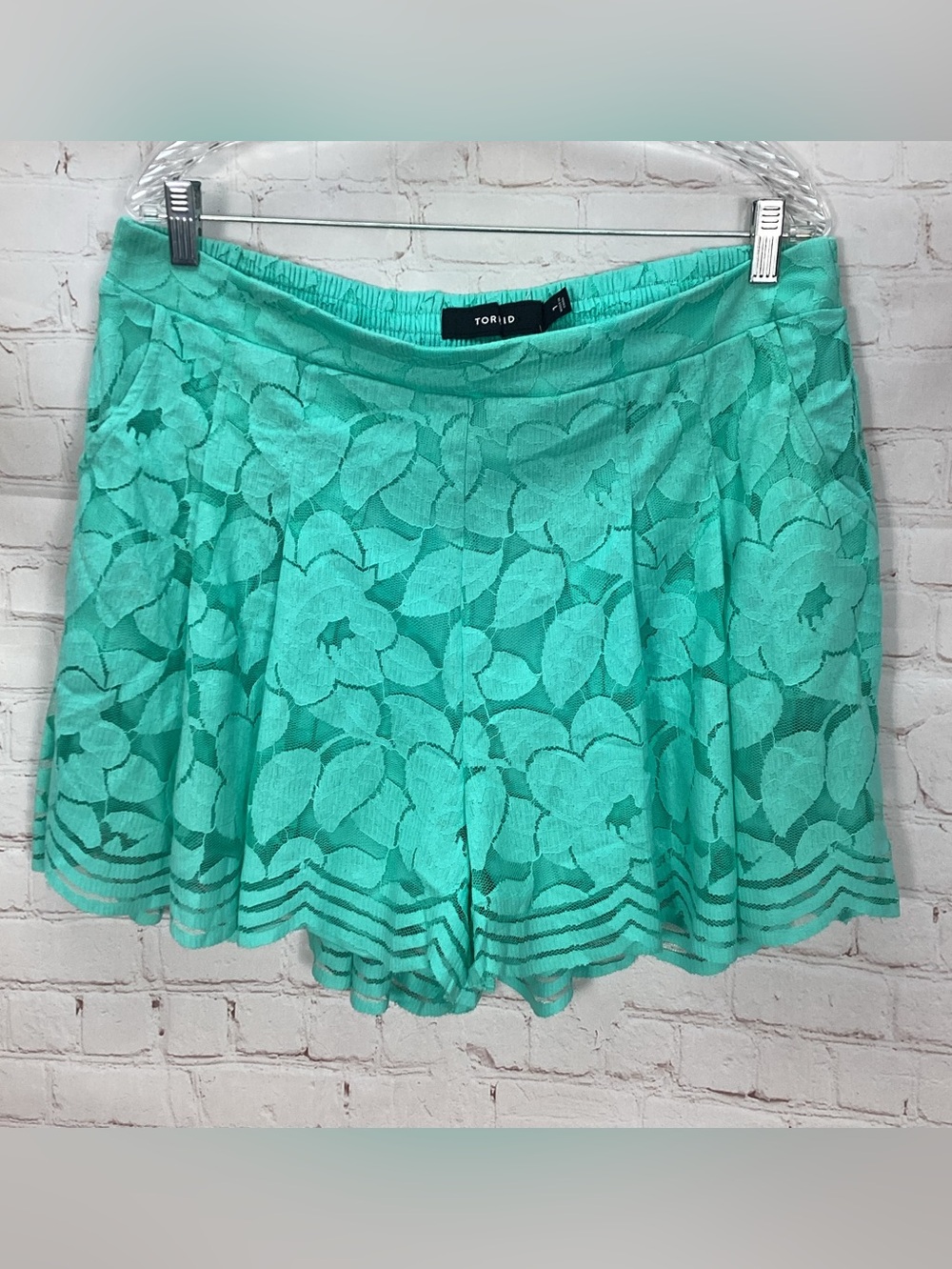NWT Torrid Pool Blue Green Lace Flowy Shorts Women’s Size 1